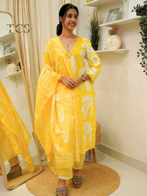 Women's printed yellow cotton kurta & palazo 3 piece kurti set